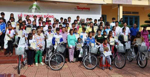 97 tấm gương đặc biệt vượt khó nhận học bổng Đọt Chuối Non lần thứ 10