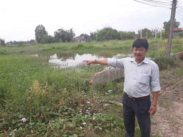 Ông Đặng Văn Hùm chỉ phần con rạch Nhiêu Phò bị san lấp