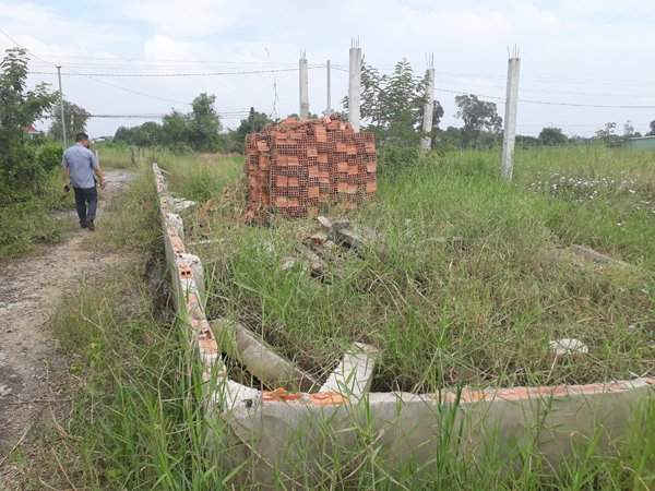 Đất được san lấp, phân lô. Phần vách rào bao bọc bị chính quyền địa phương đập bỏ phần trên