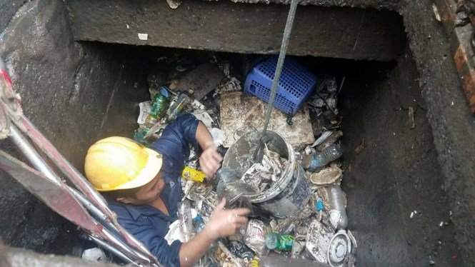 Nhiều rác thải trong các đường cống thoát nước khiến máy bơm không phát huy tác dụng thoát nước cho đường Nguyễn Hữu Cảnh