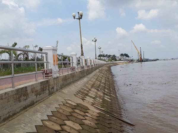 Nhiều khu vực ven sông thuộc Đồng Tháp được đầu tư xây dựng đê kè kiên cố, chống xói lở