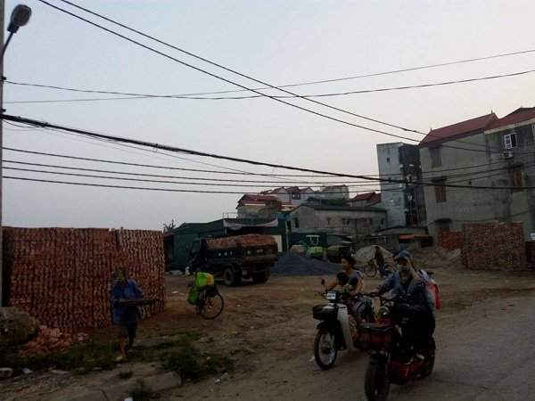 Các bãi tập kết bị chiếm dụng trong khu dân cư tiềm ẩn nguy cơ tai nạn giao thông.