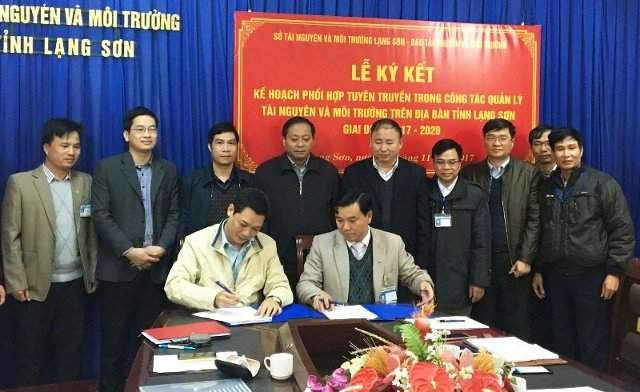 Ông Nguyễn Hữu Chiến - Giám đốc Sở Tài nguyên & Môi trường tỉnh Lạng Sơn và ông Lê Xuân Dũng - Phó Tổng Biên tập Báo Tài nguyên & Môi trường ký kết kế hoạch phối hợp tuyên truyền giai đoạn 2017 - 2020