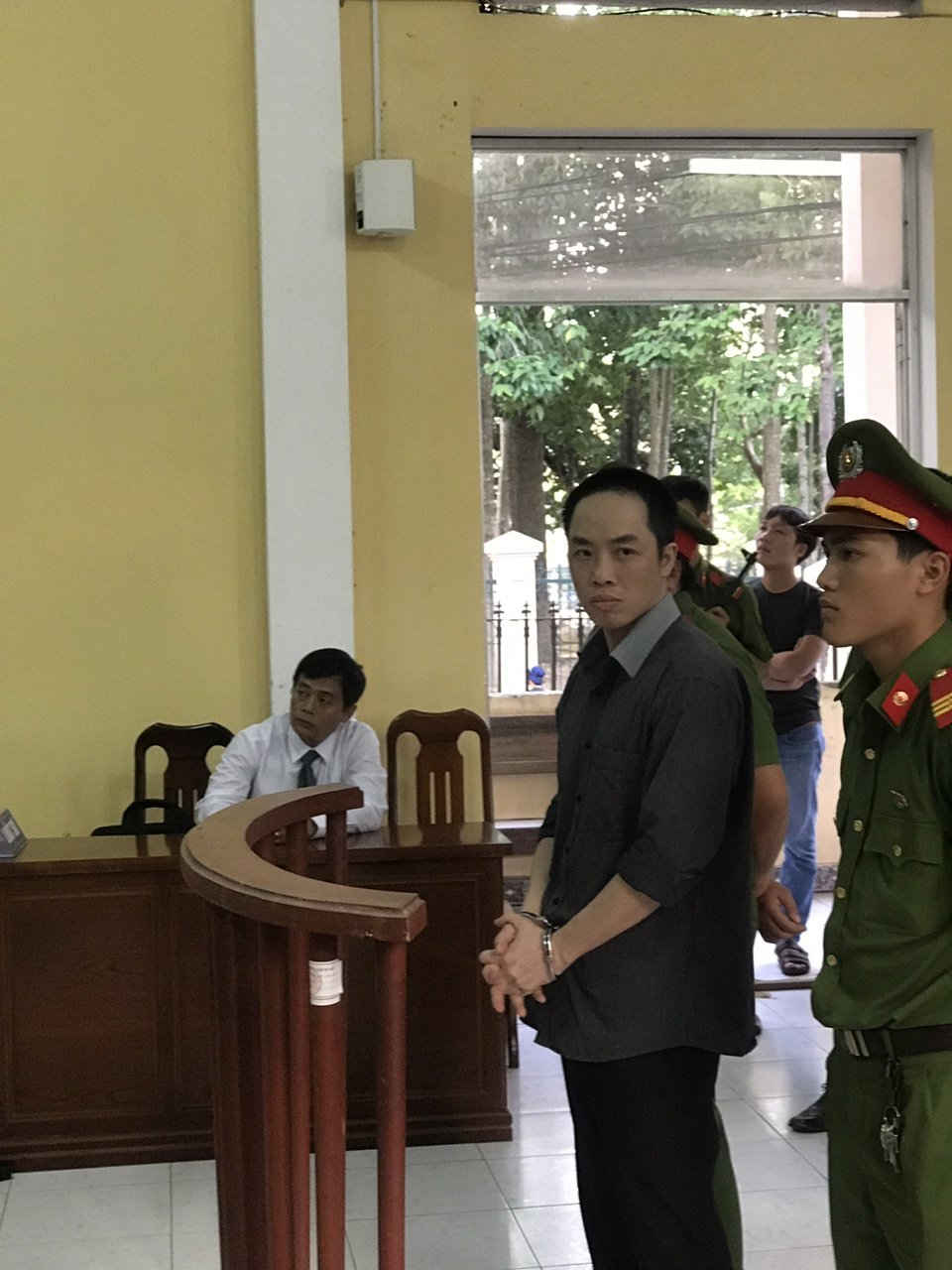 (TN&MT)- Chiều 24-11, kết thúc phiên tòa xét xử sơ thẩm, TAND tỉnh Sóc Trăng đã tuyên phạt 14 năm 6 tháng tù về tội “Cưỡng đoạt tài sản” và 1 năm 6 tháng tù về tội “Cho vay lãi nặng” đối với bị cáo Lê Trung Hiếu (33 tuổi, tự “Tùng Ba Thay”).