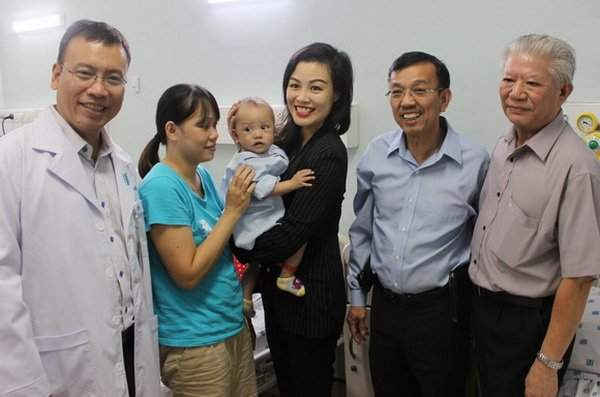 Ông Trần Thành Long - Chủ tịch Hội Bảo trợ Bệnh nhân nghèo TP.HCM, ông David Dương - TGĐ VWS và bà Huỳnh Thị Lan Phương - Phó TGĐ VWS thăm hỏi, tặng quà cho bệnh nhi sau mổ tim