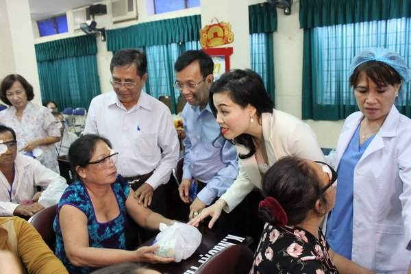 Ông Nguyễn Văn Rảnh – Phó Chủ tịch Hội Bảo trợ Bệnh nhân nghèo TP.HCM, ông David Dương - TGĐ VWS và bà Huỳnh Thị Lan Phương - Phó TGĐ VWS thăm hỏi, tặng quà cho người nghèo sau mổ mắt