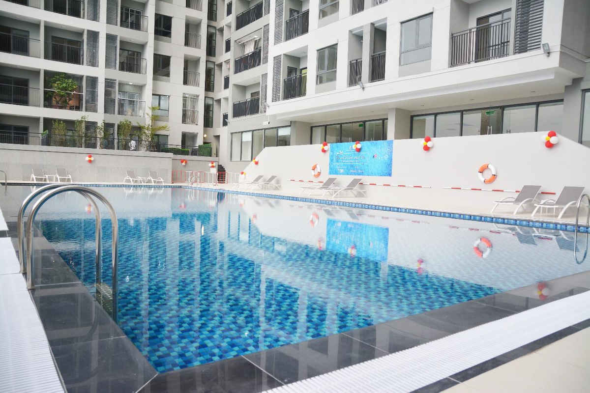 Sau những giây phút học tập và làm việc căng thẳng, cư dân có thể quay trở về nhà, hòa mình vào làn nước xanh mát tại bể bơi nhiệt đới hiện đại để tận hưởng phút giây thư giãn thực thụ, giúp cơ thể sảng khoái và thoải mái, khơi nguồn năng lượng sống.