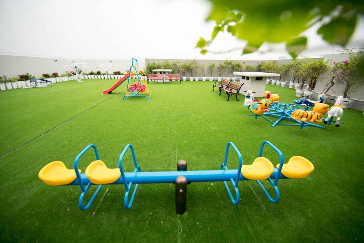 Không cần phải bỏ tiền để tới các sky bar tại các nhà hàng, khách sạn sang trọng mà ngay tại TNR Goldsilk Complex, bạn có thể phóng tầm nhìn ra toàn thành phố, có không gian để vui chơi, tổ chức các bữa tiệc nhỏ cùng quay quần bên gia đình và người thân ngay tại Sky Garden trên nóc tòa nhà.