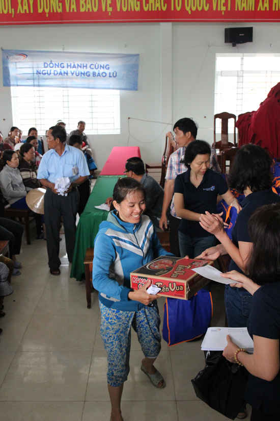 Người dân vui mừng khi được nhận hỗ trợ từ Masan Consumer.
