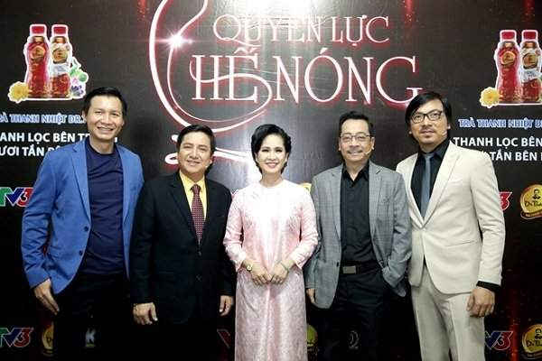 Từ phải qua: MC Đinh Tiến Dũng,  NSND Hoàng Dũng, “mẹ chồng khó tính” NSND Lan Hương và NSƯT Chí Trung.
