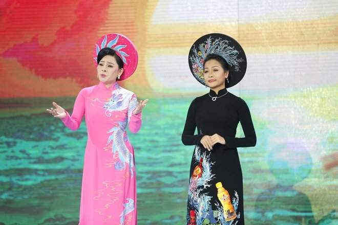 Tiết mục song ca của ca sĩ Đông Đào và Trần Uyên Phương.