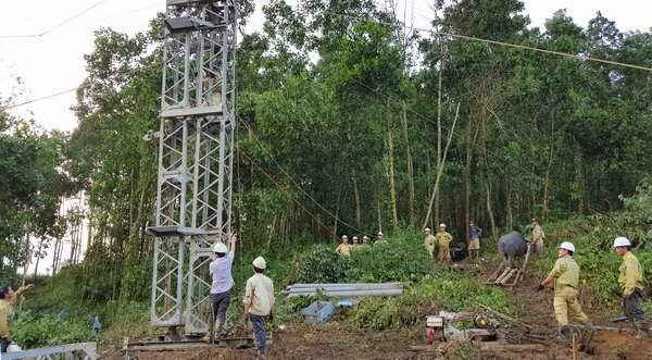 Công nhân thi công lắp đặt cột tại hiện trường