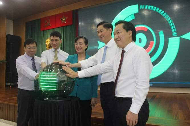 Bà Nguyễn Thị Quyết Tâm, Chủ tịch HĐND TP.HCM và ông Trần Vĩnh Tuyến, Phó Chủ tịch UBND TP.HCM tham gia nhấn nút bắt đầu đưa ứng dụng 