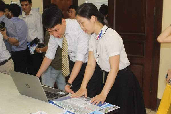 Các đại biểu tham gia trải nghiệm truy cập ứng dụng 