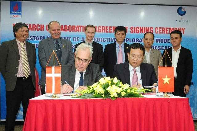 .TS. Trịnh Xuân Cường - Phó Viện trưởng Viện Dầu khí Việt Nam và TS. Flemming Larsen - Giám đốc GEUS đã đại diện hai bên ký kết Thỏa thuận này.