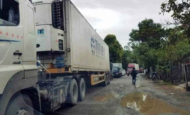 Nền đường QL40B bị hư hỏng nặng, tiềm tàng mất ATGT. Nhiều xe ô tô đã bị lật ngửa do mặt đường hẹp và đường bị sụt lún nghiêm trọng