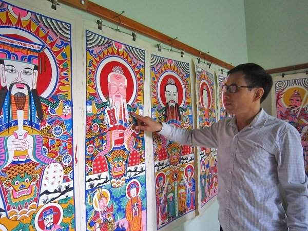 Ông Cường đang giới thiệu bộ tranh Tam Thanh Đại Đường