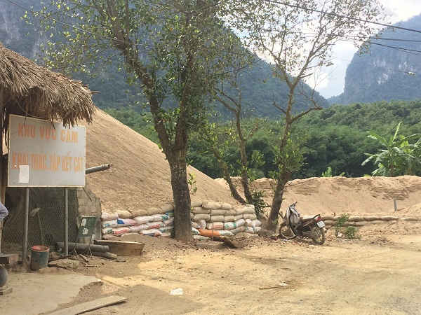 Biển báo cấm khai thác, tập kết cát dường như vô dụng tại khu vực này