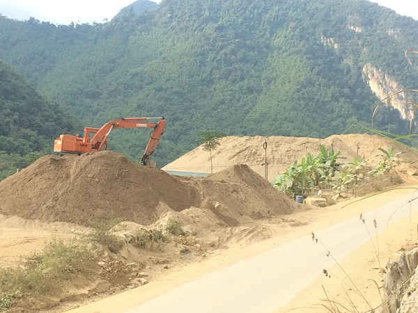 Dãy núi cát khổng lồ ở xã Phú Lệ của bà Quyên được tập kết ra tận sát đường Quốc lộ