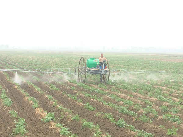 Tích tụ đất đai khiến việc áp dụng khoa học kỹ thuật, đưa cơ giới hóa vào đồng ruộng được diễn ra một cách thuận lợi và đem lại hiệu quả, năng suất cao.