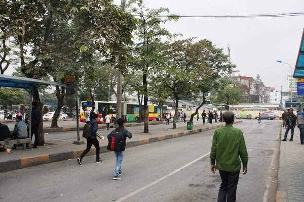 Để đảm bảo vệ sinh môi trường tại các bến xe, Công ty cổ phần bến xe Hà Nội yêu cầu các bến xe của công ty phải tăng cường công tác vệ sinh môi trường, phòng chống dịch tại các bến xe; tổ chức 2 đợt tổng vệ sinh trên toàn bến xe, trong đó, đợt 1 từ ngày 25/12/2017 và đợt 2 từ ngày 5/2/2018