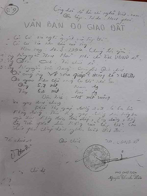 Bản phô tô văn bản đo giao đất không có chữ ký của chủ hộ.