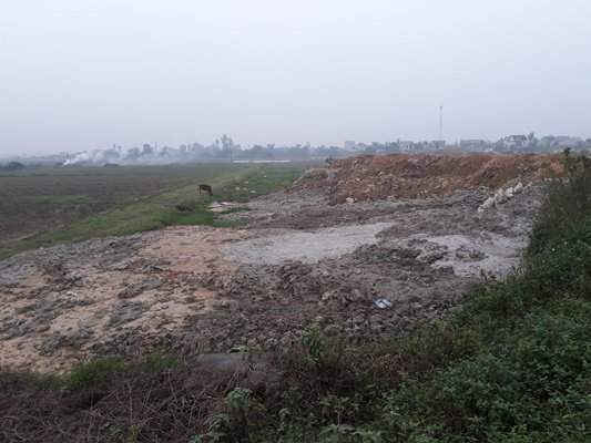Khối lượng bê tông tươi thải rất lớn được đổ ở hai bên