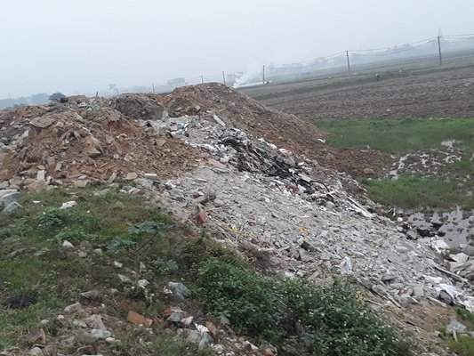 Cả rác thải sinh hoạt cũng được đưa vào… “san lấp mặt bằng”