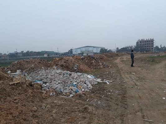 Hàng nghìn mét khối chất thải rắn xây dựng đã được cơ bản san lấp xong mặt bằng dự án của Công ty Hùng Thi