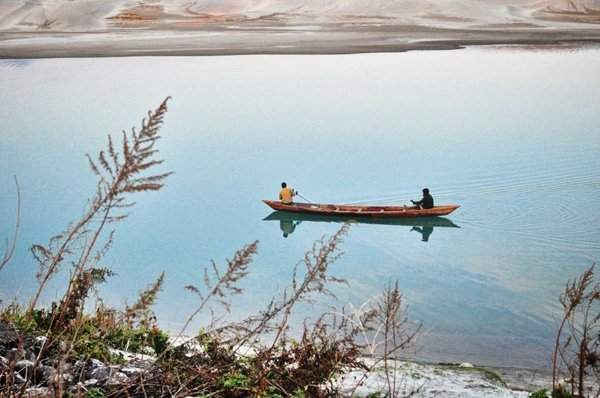 Sự khác biệt giữa khu vực nước sông sạch, gần Pasighat đáng chú ý. Ảnh: Toge Rina