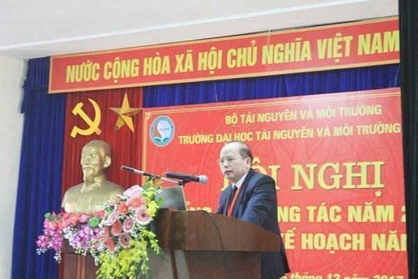 PGS.TS. Nguyễn Ngọc Thanh – Hiệu trưởng trường Đại học TN&MT Hà Nội báo cáo tổng kết công tác năm 2017 và phương hướng nhiệm vụ năm 2018