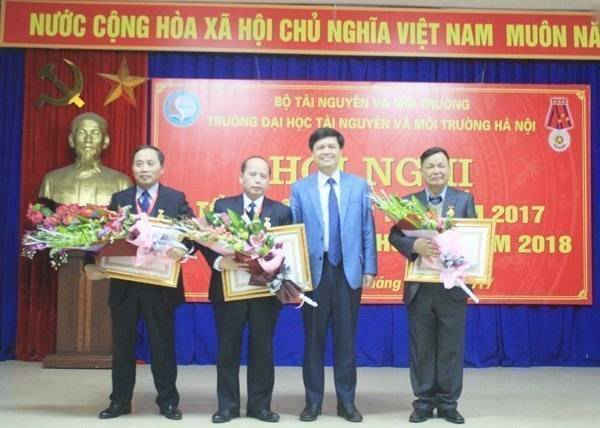 PGS.TS. Nguyễn Ngọc Thanh (thứ 2 từ trái qua) – Hiệu trưởng trường Đại học TN&MT Hà Nội (Bộ TN&MT) và PGS.TS. Phạm Quý Nhân (đầu tiêu từ trái qua) – Phó Hiệu trưởng trường Đại học TN&MT Hà Nội được Chủ tịch nước Trần Đại Quang phong tặng danh hiệu Nhà giáo ưu tú; PGS.TS. Hoàng Ngọc Quang (thứ 4 từ trái qua) – Giảng viên cao cấp Khoa Tài nguyên nước, trường Đại học TN&MT Hà Nội được Chủ tịch nước Trần Đại Quang phong tặng danh hiệu Nhà giáo nhân dân