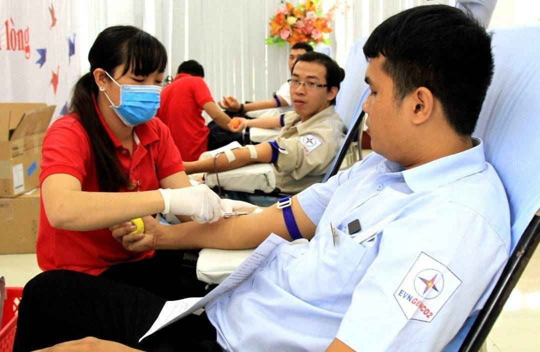 chú thích ảnh cán bộ, công nhân viên Tổng Công ty Phát điện 2 tham gia hiến máu