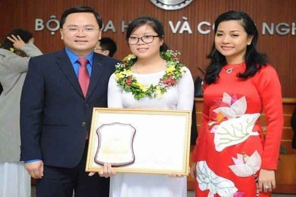 Trao giải cho nữ sinh viên tiêu biểu trong lĩnh vực kỹ thuật lần thứ 19.