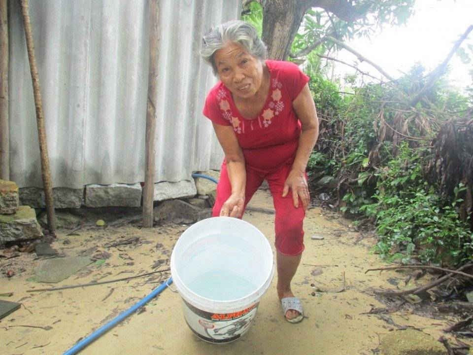 Nước giếng bơm lên có mùi rất hôi người dân không thể dùng để ăn uống