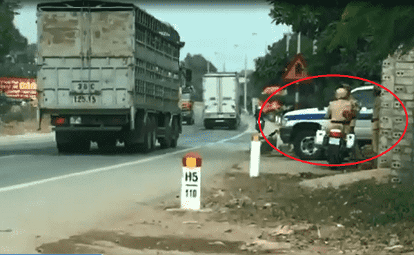 Một tổ CSGT đang làm nhiệm vụ nhưng xe quá tải, quá khổ vẫn vô tư đi qua.