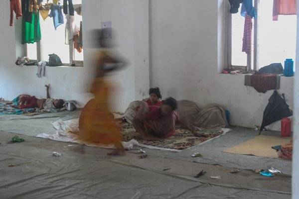 Bên trong trại cứu trợ này, được mở ở quán trọ người hành hương ở Birgunj