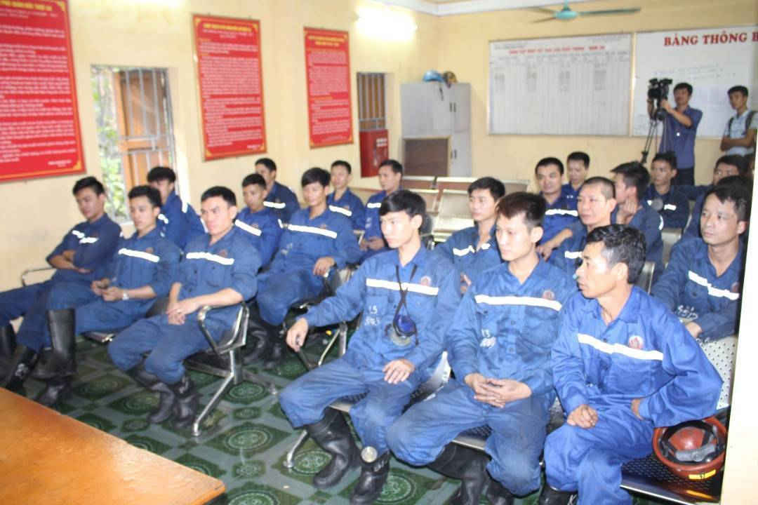 d4w Thợ mỏ vào ca (2)