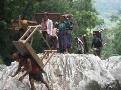 Dân bản khiêng bàn, ghế vào bản để mở lớp học