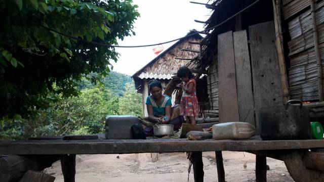 Người dân chủ yếu tự trồng trọt, chăn nuôi cho từng bữa ăn hàng ngày