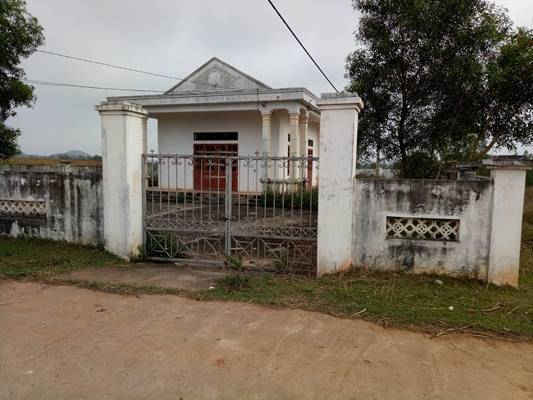 Nhà văn hóa khu tái định cư xây xong chưa một lần được sử dụng vẫn cửa đóng then cài