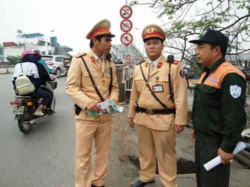 Tổ công tác giải cứu người phụ nữ nhảy cầu tự tử an toàn.