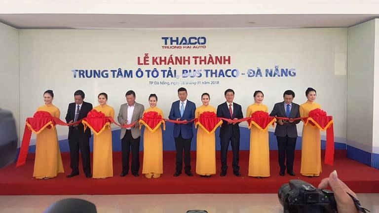 Các đại biểu cắt băng khánh thành Trung tâm ô tô tải, bus Thaco - Đà Nẵng