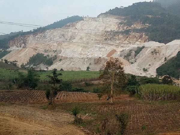 Tổng thể mỏ đá Thung Mây nhìn từ xa