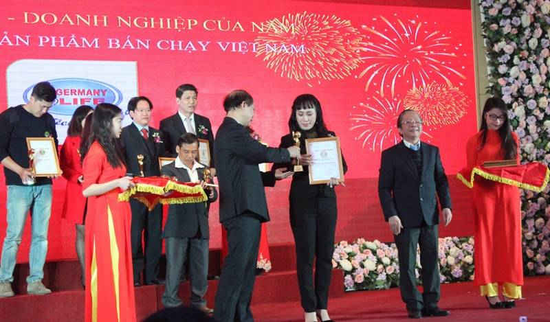 Bà Lại Thị Chi được Chủ tịch CLB các nhà công thương Việt nam trao tặng danh hiệu