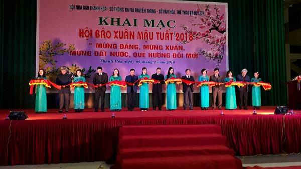 Các đại biểu cắt băng khai mạc Hội báo Xuân Mậu Tuất.