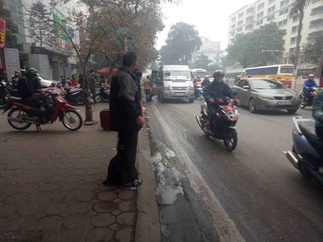 Nhiều hành khách thay vì đi bộ vào Bến xe Giáp Bát mua vé lại đứng vỉa hè chờ xe khách