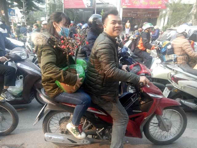 Những nụ cười tươi như hoa khi mua được loại cây mà mình yêu thích