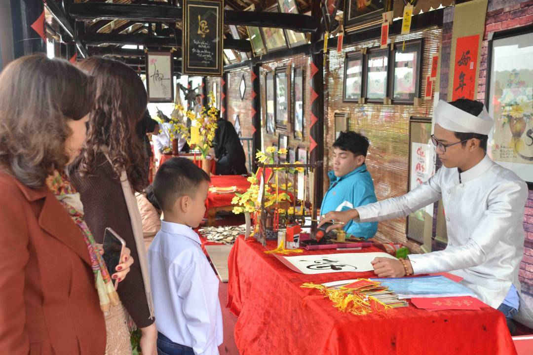 Xin chữ ông đồ đầu năm để lấy may mắn...
