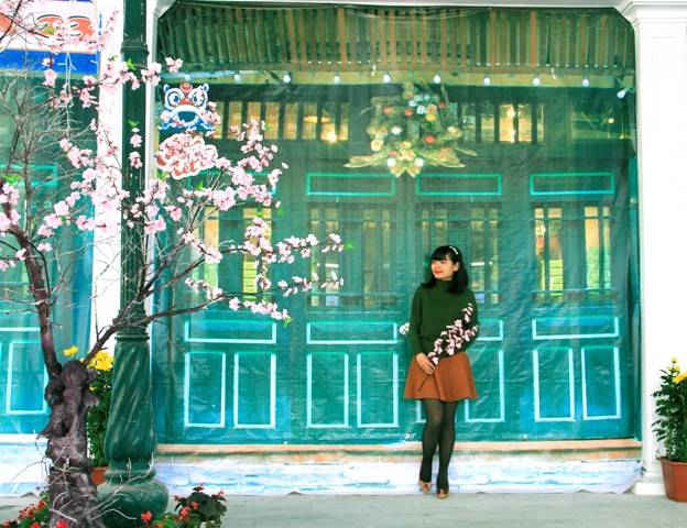 Cuối cùng là hình những con ngõ, mái nhà rêu phong gắn với hoa đào của Hà Nội cổ kính